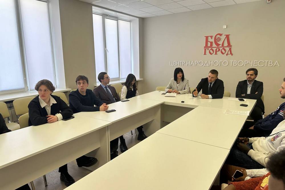 Иностранные студенты НИУ «БелГУ» приняли участие в круглом столе «Защитники Родины всех времен и народов»