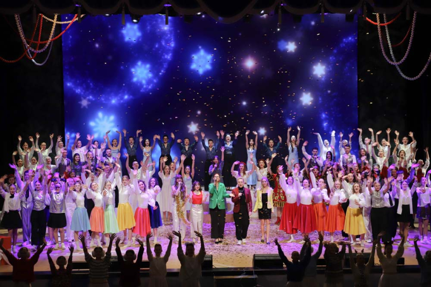 События НИУ «БелГУ» новогодний концерт в ниу «белгу» перенёс зрителей в разные годы прошлых лет